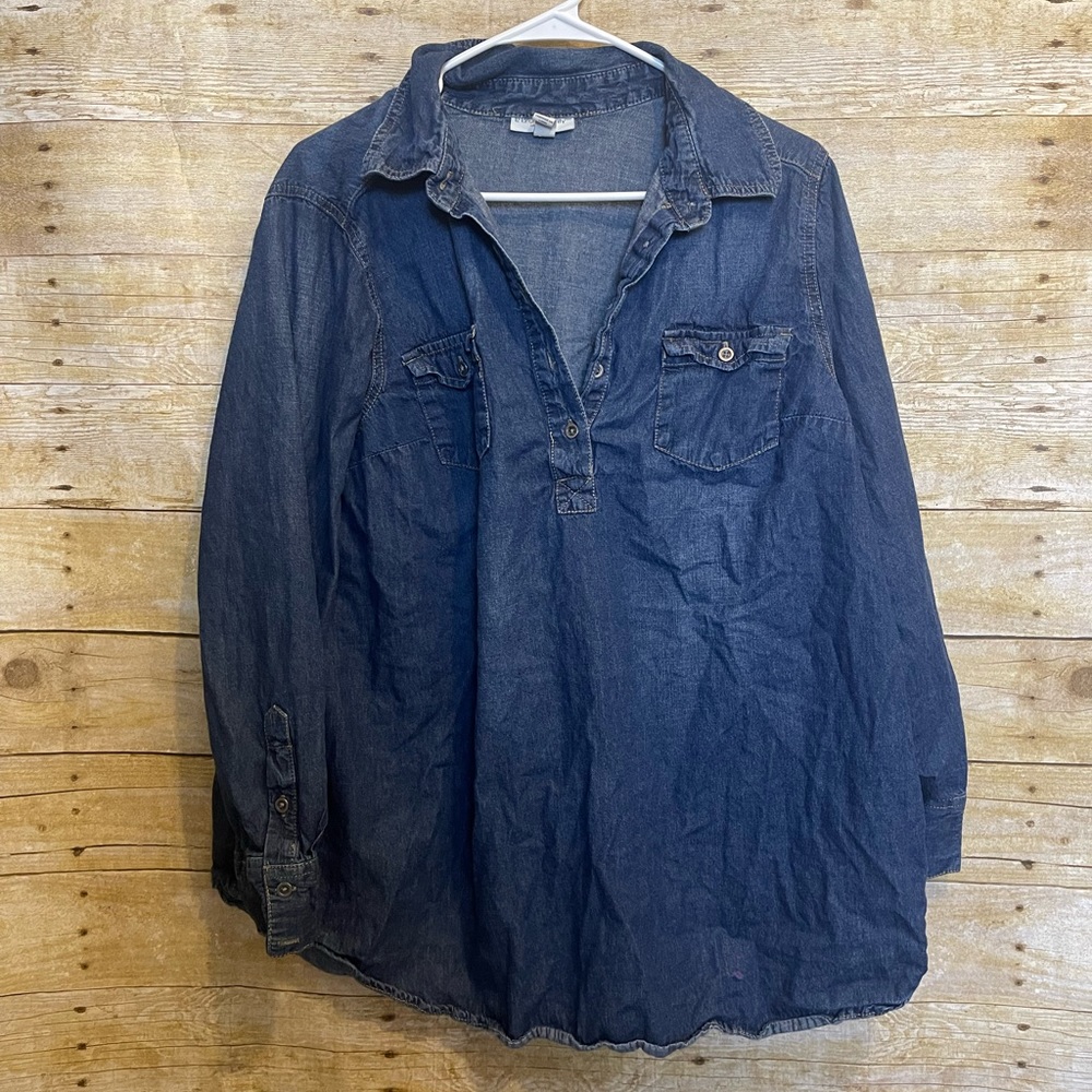 Liz Lange maternity chambray shirt 🛍